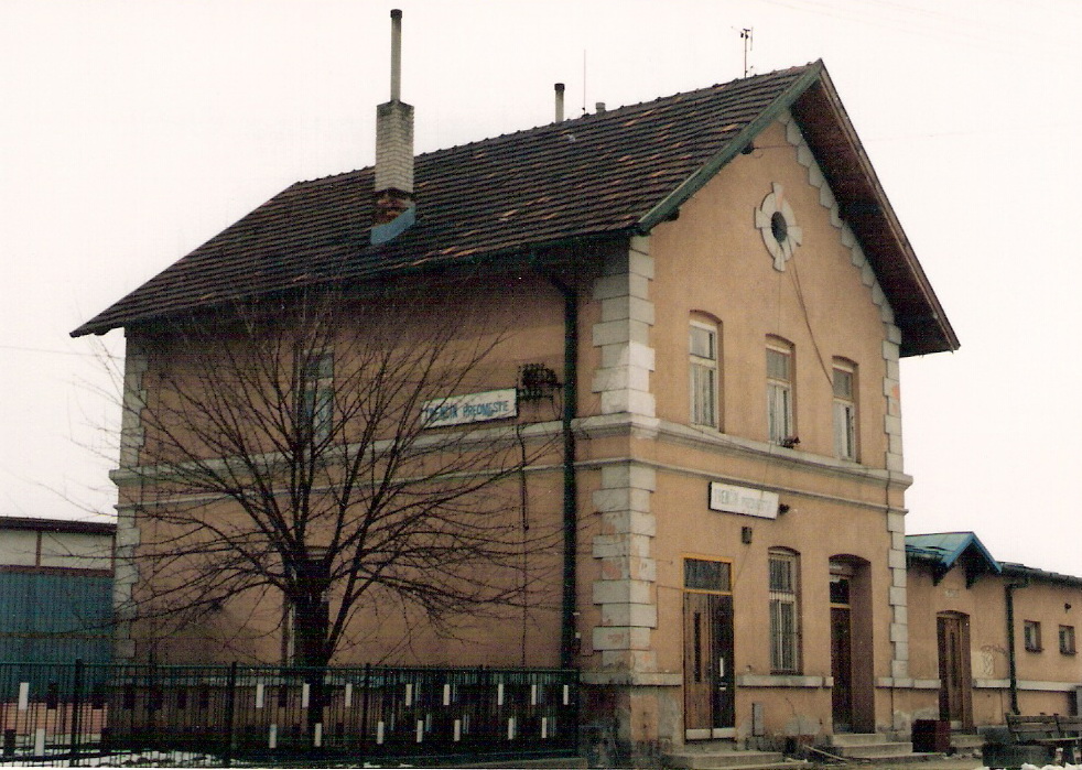  Trenčín predmestie - výpravná budova. Šikmý pohľad zo strany koľají od Trenčína. Foto: M. Entner, 26.2.1996. 126 x 89, COLOR 