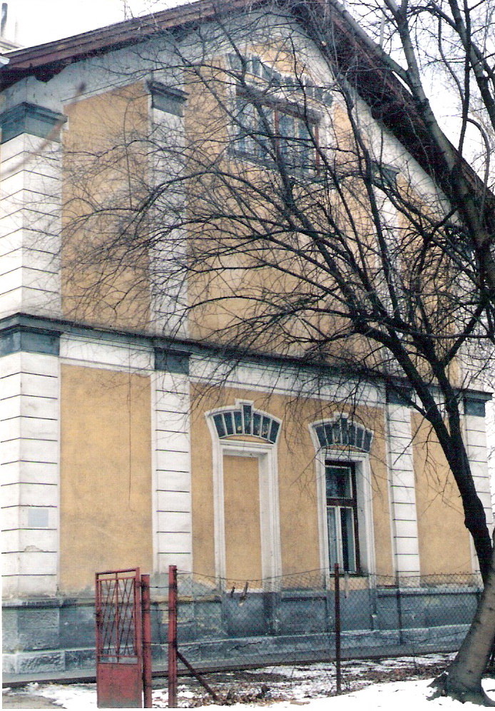  Trenčín - výpravná budova stará. Pohľad na bočnú fasádu na žilinskej strane. Foto: M. Entner, 9.3.1996. 89 x 126, COLOR 