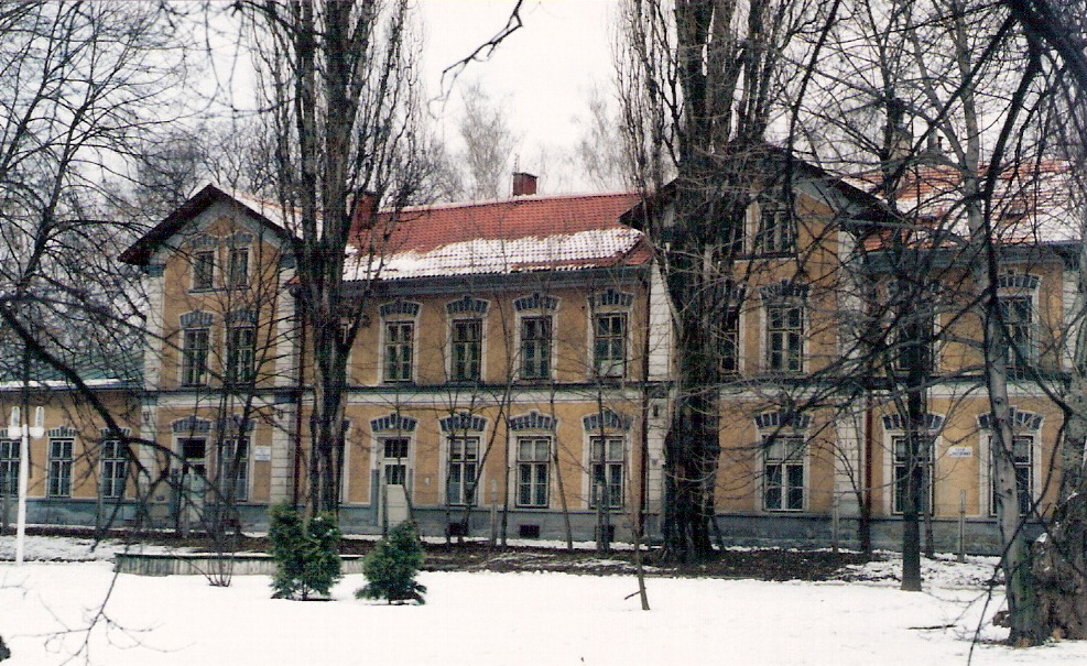  Trenčín - výpravná budova stará. Čelný pohľad z predstaničného priestoru. Foto: M. Entner, 9.3.1996. 126 x 89, COLOR 