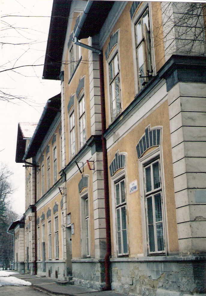  Trenčín - výpravná budova stará. Šikmý pohľad na predstaničné priečelie od Žiliny. Foto: M. Entner, 9.3.1996. 89 x 126, COLOR 