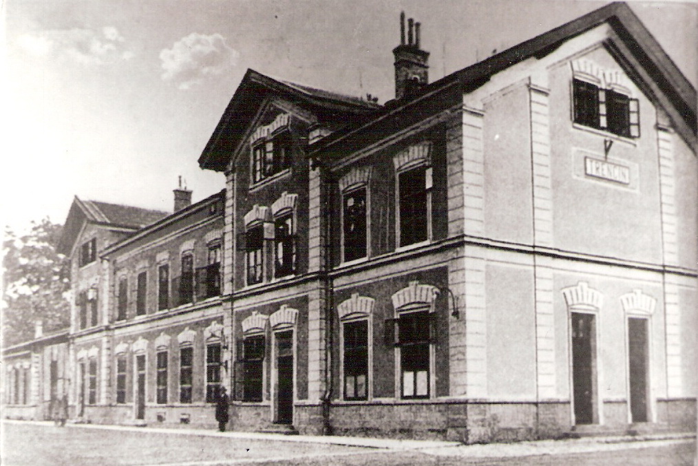  Trenčín - výpravná budova stará. Šikmý pohľad z prestaničného priestoru od Žiliny. Foto: Anon., cca 1920, repro: J. Halaša, Trenčianske múzeum. 130 x 90 