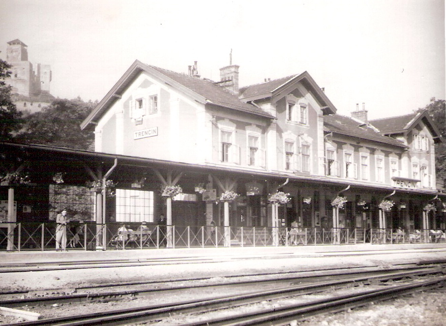  Trenčín - výpravná budova stará. Šikmý pohľad zo strany koľají od Žiliny. Foto: Anon., cca 1930. 112 x 85 