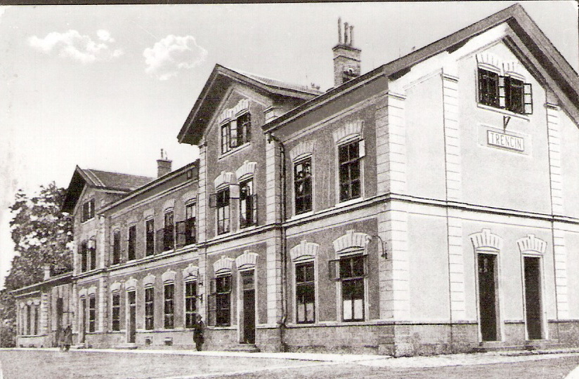  Trenčín - výpravná budova stará. Šikmý pohľad z prestaničného priestoru od Žiliny. Foto: Anon., cca 1920, repro: J. Halaša, Trenčianske múzeum. 105 x 70 