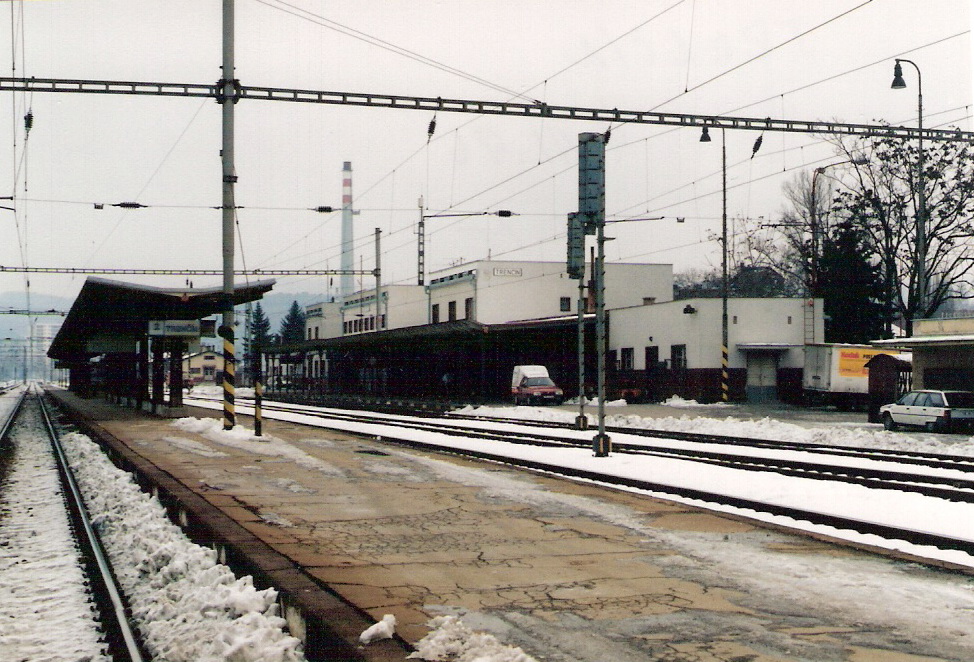  Trenčín - koľajisko a výpravná budova nová. Šikmý pohľad zo strany koľají od Bratislavy. Foto: M. Entner, 9.3.1996. 126 x 89, COLOR 