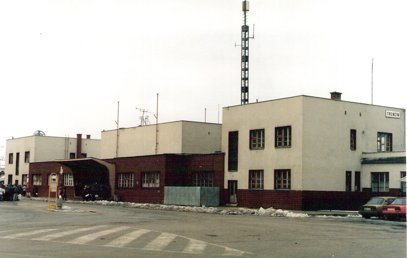 Trenčín - výpravná budova nová. Šikmý pohľad z predstaničného priestoru od Žiliny. Foto: M. Entner, 9.3.1996. 178 x 126, COLOR 