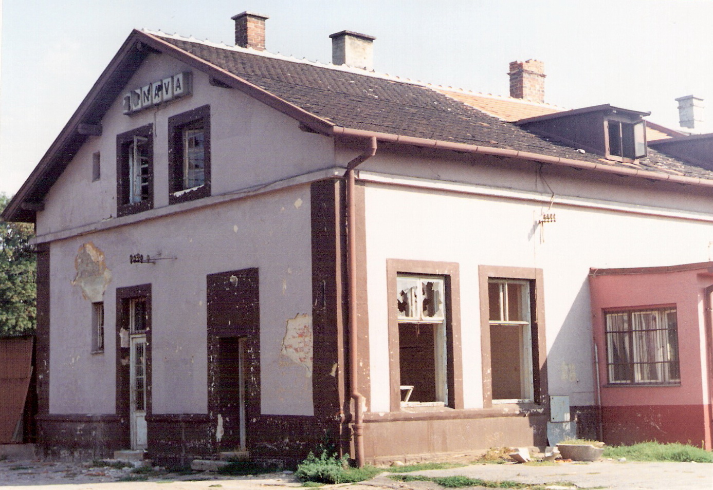  Trnava - výpravná budova stará. Šikmý pohľad zo strany koľají od Bratislavy na bratislavské krídlo. Foto: M. Entner, 8.1994. 177 x 126, COLOR 