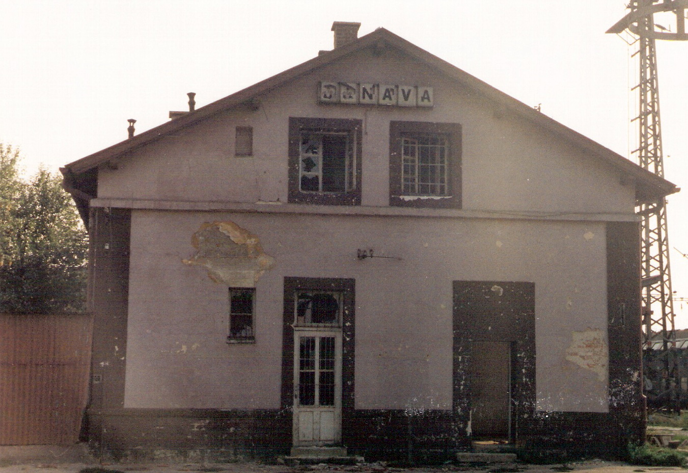  Trnava - výpravná budova stará. Čelný pohľad na bočnú fasádu od Bratislavy. Foto: M. Entner, 8.1994. 177 x 126, COLOR 