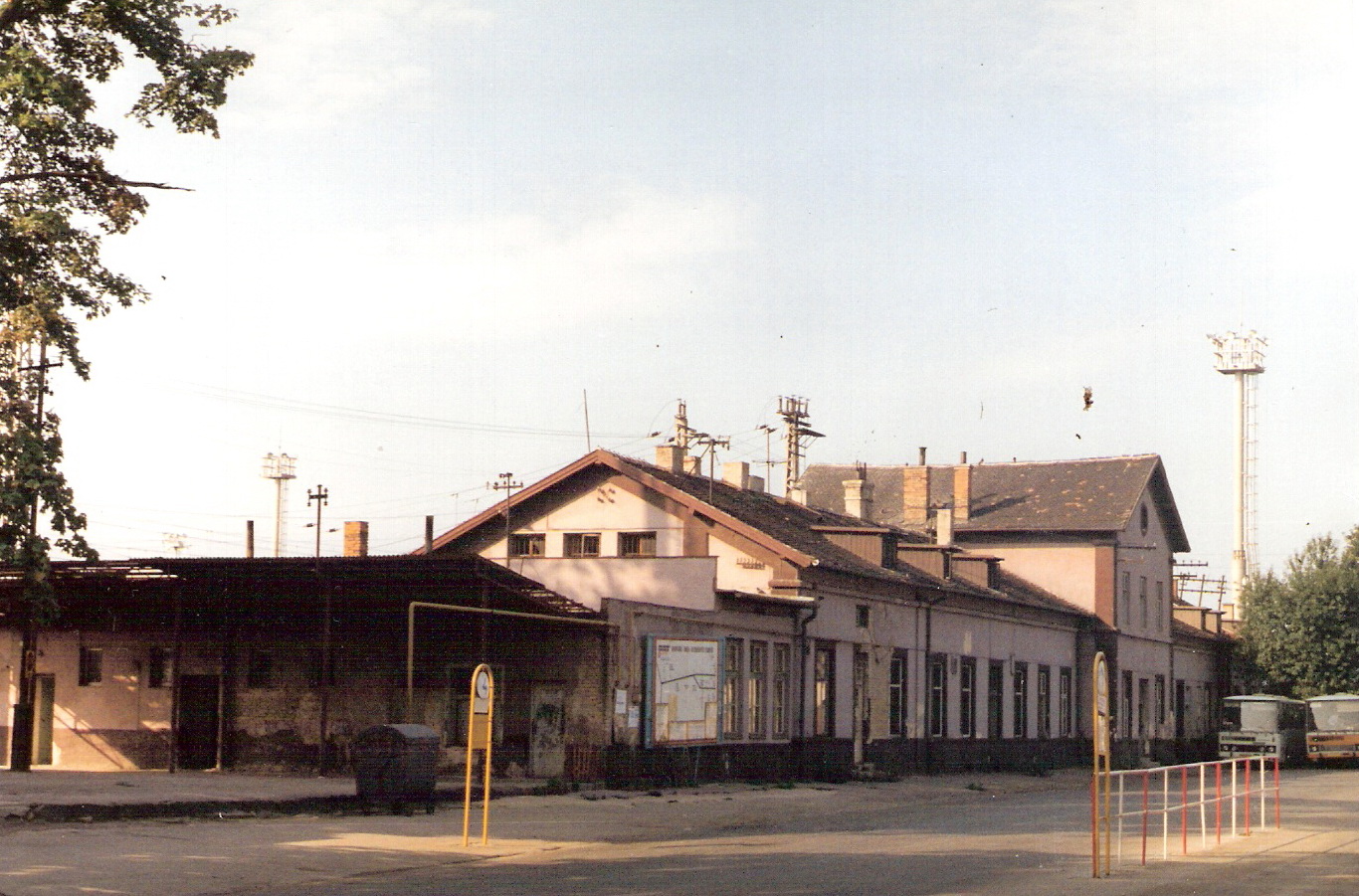  Trnava - výpravná budova stará. Šikmý pohľad z predstaničného priestoru od Žiliny. Foto: M. Entner, 8.1994. 177 x 126, COLOR 
