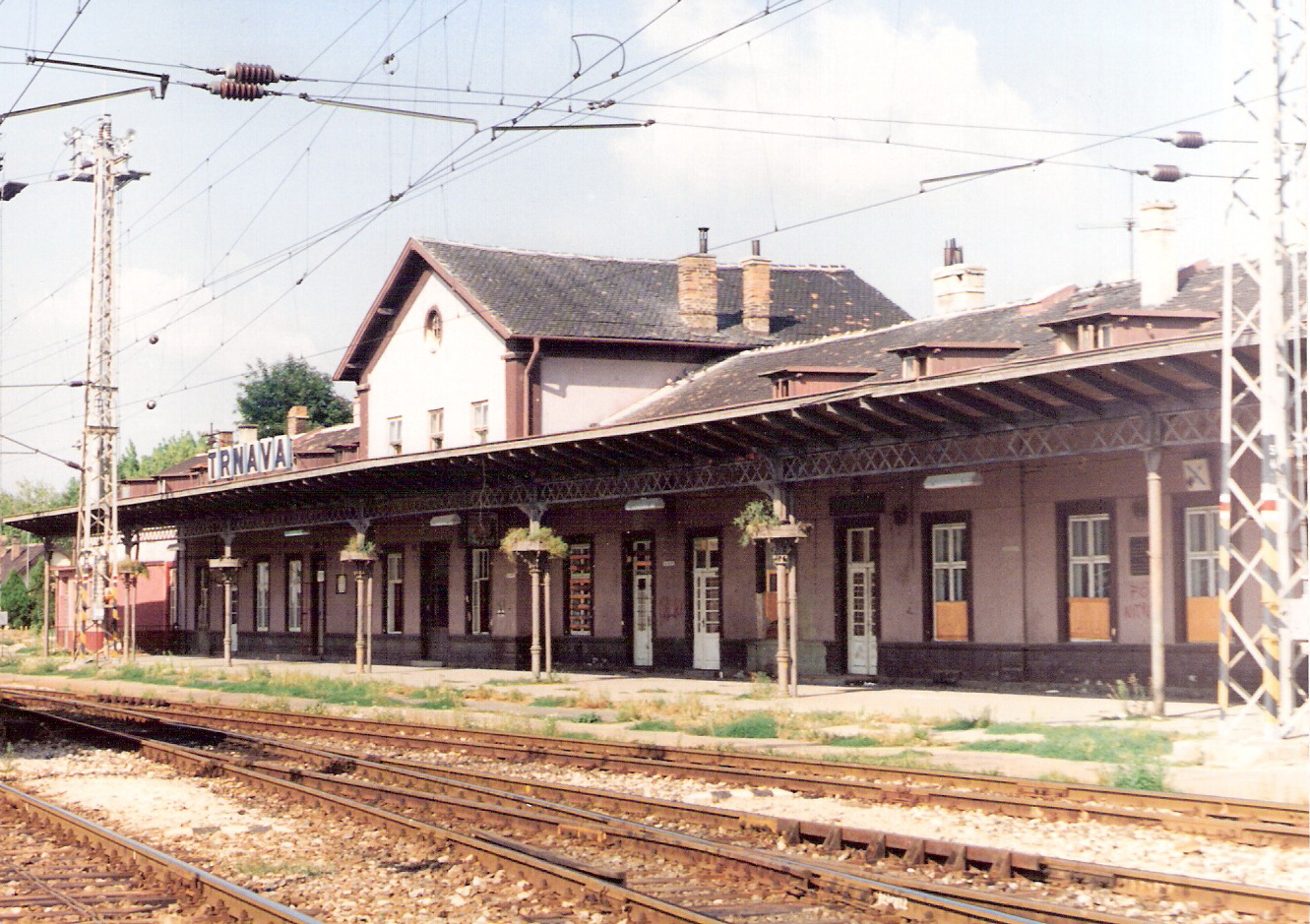  Trnava - výpravná budova stará. Šikmý pohľad zo strany koľají od Žiliny. Foto: M. Entner, 8.1994. 177 x 126, COLOR 