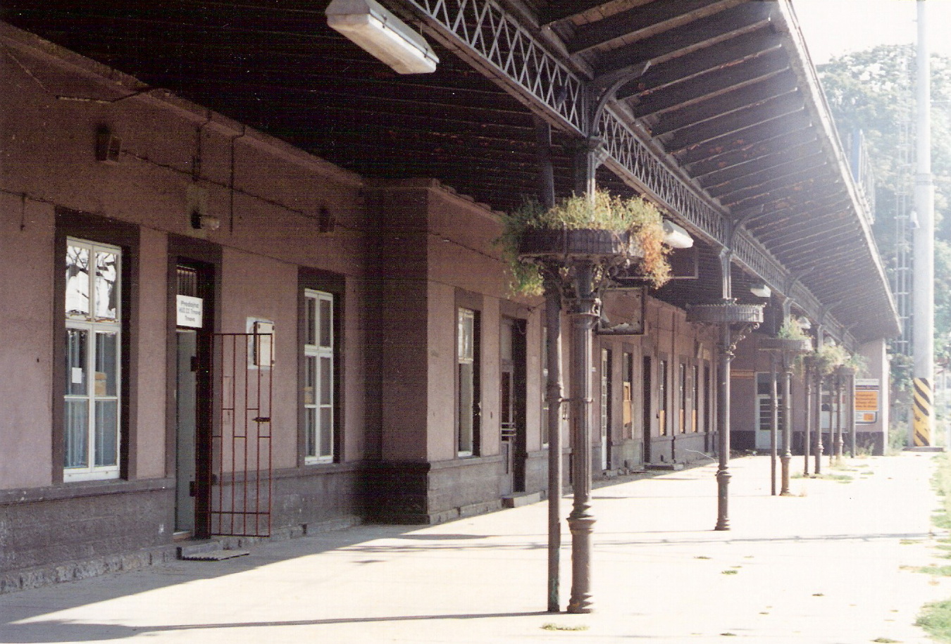  Trnava - výpravná budova stará. Pohľad popod perónovú markýzu v osi koľaje od Bratislavy. Foto: M. Entner, 8.1994. 177 x 126, COLOR 
