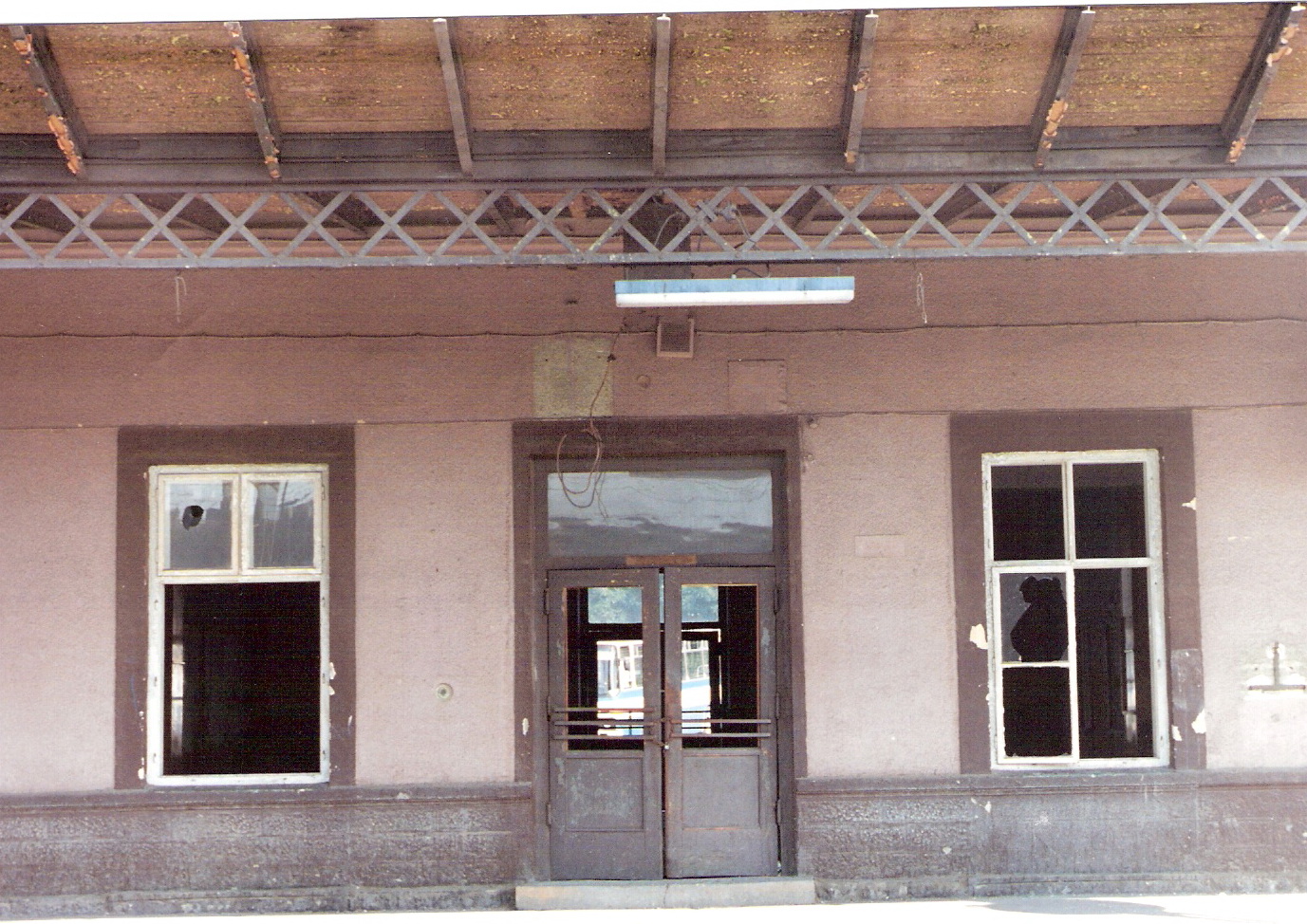  Trnava - výpravná budova stará. Čelný pohľad zo strany koľají na vstupné dvere do vestibulu. Foto: M. Entner, 8.1994. 177 x 126, COLOR 