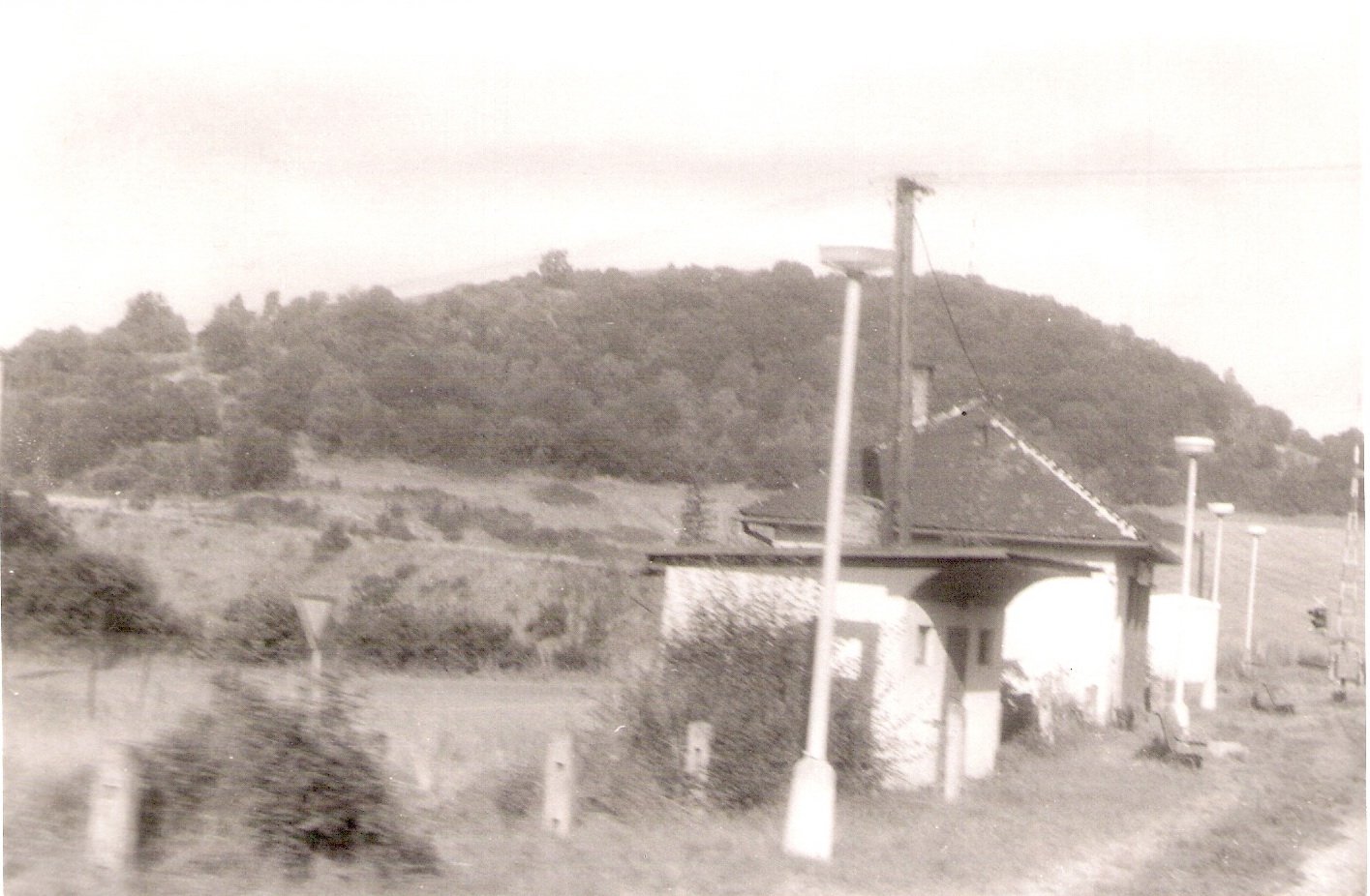  Trnavá Hora - výpravná budova. Bočný pohľad od Hronskej Dúbravy. Foto: J. Kubáček, 11.7.1994. 179 x 120 
