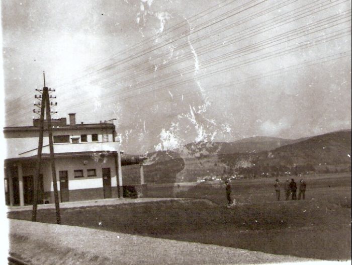  Malé Trnie (Trlinok) - výpravná budova. Bočný čiastočný pohľad od Žiliny. Telegrafná tyč, vpravo ľudia. Foto: Anon., cca 1950. 93 x 73 