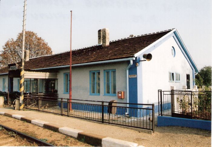  Tvrdošovce - výpravná budova. Šikmý pohľad zo strany koľají od Štúrova. Foto: M. Entner, 10.2000. 177 x 126, COLOR 