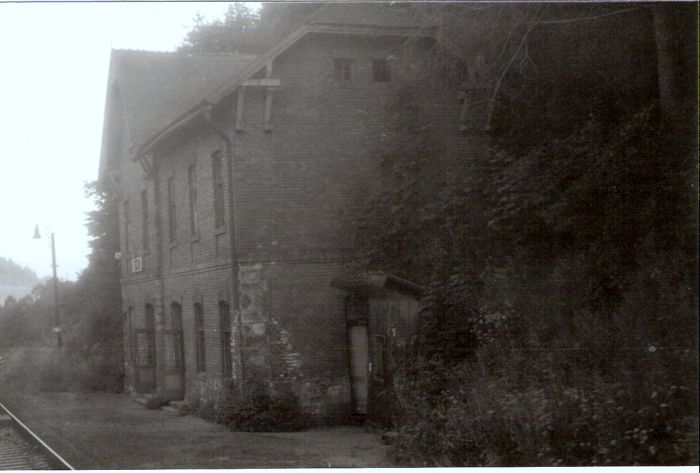  Turček - výpravná budova. Šikmý pohľad zo strany koľají od Zvolena. Foto: J. Kubáček, 11.7.1994. 179 x 120 