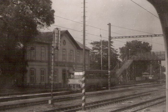  Bratislava-Vajnory - výpravná budova. Šikmý pohľad zo strany koľají od Kútov. Pred budovou 810. Foto: J. Kubáček, 6.7.1993. 179 x 120 
