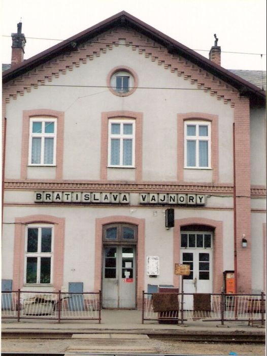  Bratislava-Vajnory - výpravná budova. Čelný pohľad zo strany koľají na centrálnu časť. Foto: M. Entner, 21.3.1996. 89 x 126, COLOR 
