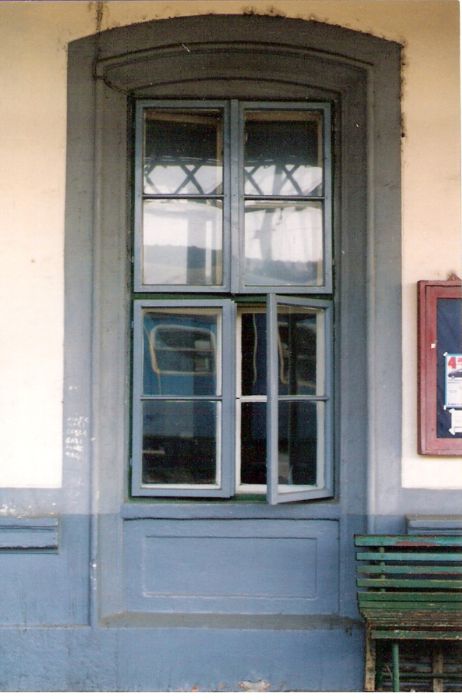  Štúrovo - výpravná budova stará. Čelný pohľad zo strany koľají na okno. Foto: M. Entner, 2.1996. 89 x 126, COLOR 