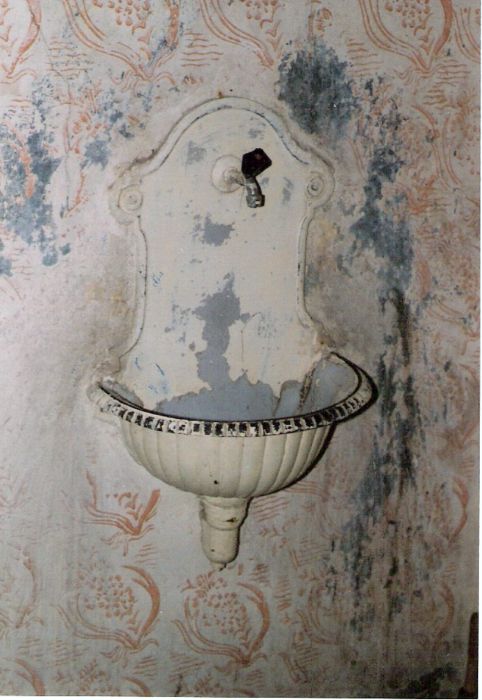  Štúrovo - výpravná budova stará. Nástenné liatinové umývadlo v interiére. Foto: M. Entner, 2.1996. 89 x 126, COLOR 
