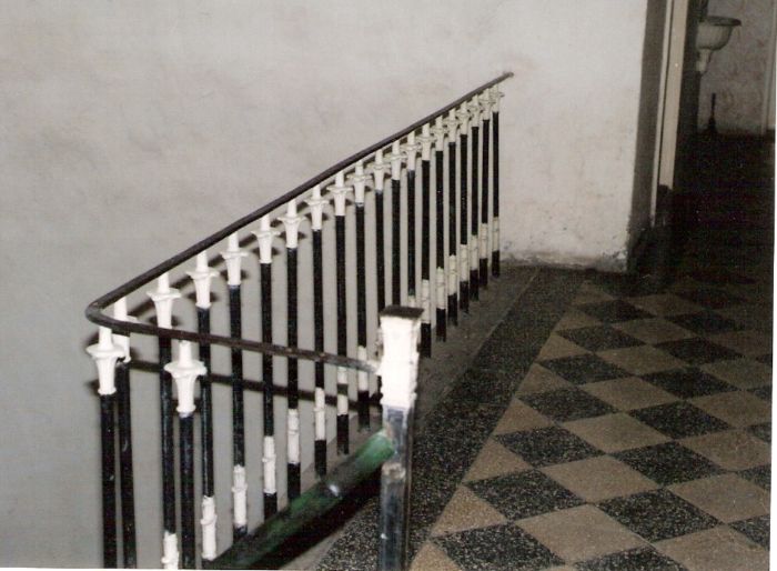  Štúrovo - výpravná budova stará. Liatinové zábradlie a dlaždicová dlažba na 1. poschodí. Foto: M. Entner, 2.1996. 126 x 89, COLOR 
