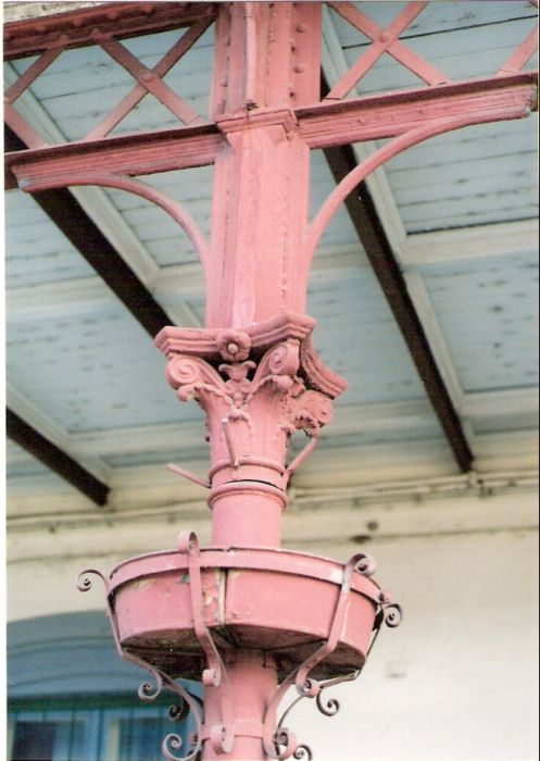  Štúrovo - výpravné budova. Hlavica liatinového stĺpa perónovej markízy. Foto: M. Entner, 2.1996. 89 x 126, COLOR 