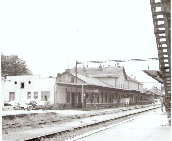  Štúrovo - výpravné budovy. Šikmý pohľad zo strany koľají od Szobu. Foto: J. Kubáček, 2.6.1995. 100 x 100 