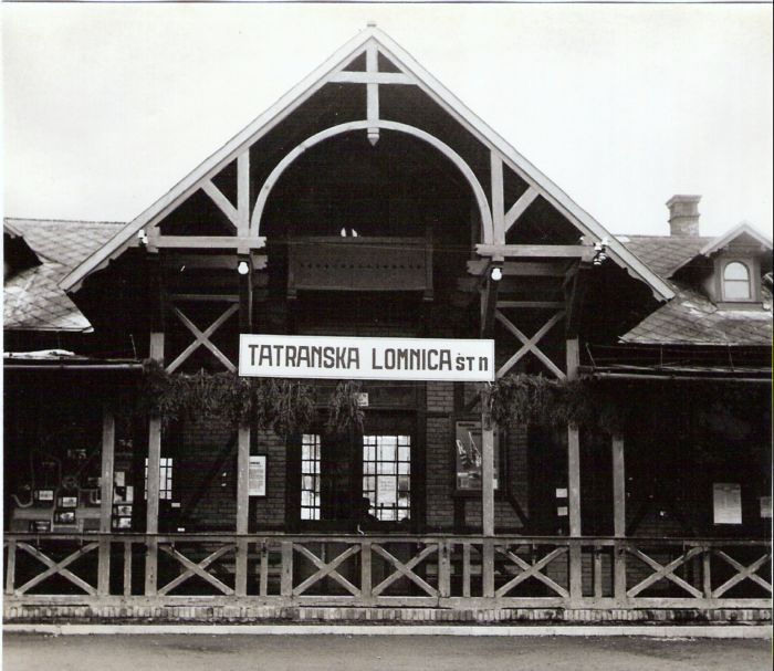  Tatranská Lomnica št.n. - výpravná budova. Čelný pohľad zo strany koľají na centrálnu časť. Foto: Anon., cca 1950. 144 x 126 
