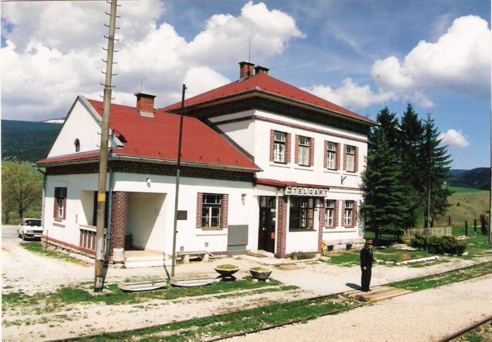  Telgárt - výpravná budova. Šikmý pohľad zo strany koľají od Zvolena. Foto: R. Chalupa, 30.4.2000. 126 x 88, COLOR 