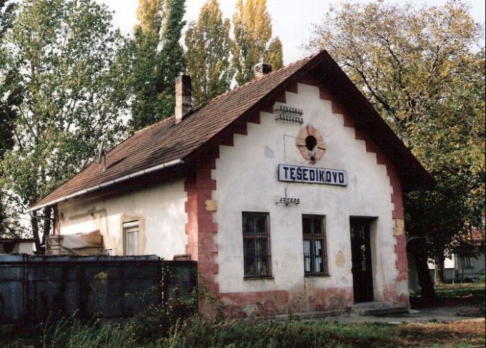  Tešedíkovo - výpravná budova. Šikmý pohľad zo strany koľají od Nededu. Foto: M. Entner, 10.2000. 177 x 126, COLOR 