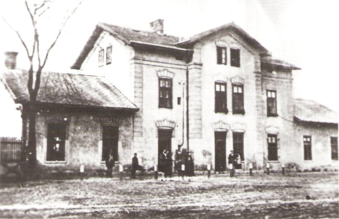  Topoľčany - výpravná budova stará. Šikmý pohľad zo strany koľají od Prievidze. Foto: Anon., cca 1930. Reprodukcia. 123 x 86 