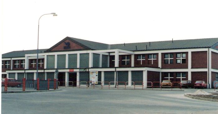  Topoľčany - výpravná budova nová. Šikmý pohľad z predstaničného priestoru od Prievidze. Foto: M. Entner, 26.2.1996. 126 x 89, COLOR 