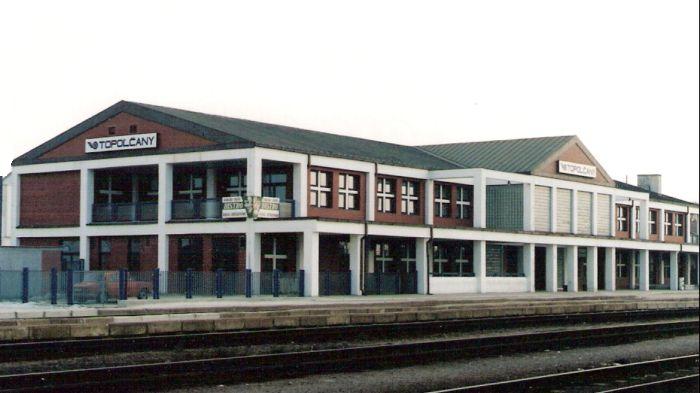  Topoľčany - výpravná budova nová. Šikmý pohľad zo strany koľají od Prievidze. Foto: M. Entner, 26.2.1996. 126 x 89, COLOR 