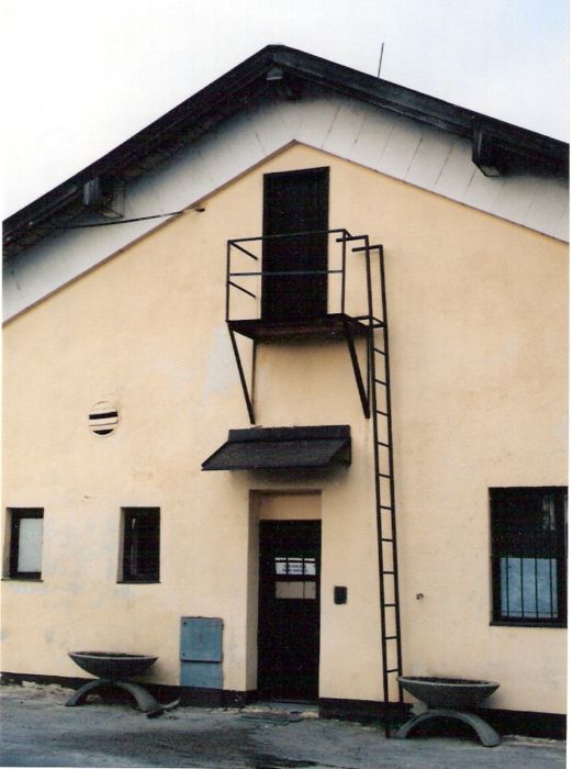 Topoľčany - staré depo na nitrianskej strane výpravnej budovy. Nitrianske bočné priečelie budovy. Foto: M. Entner, 26.2.1996. 89 x 126, COLOR 