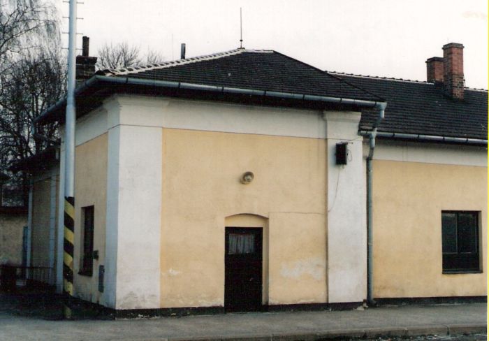  Topoľčany - staré depo na nitrianskej strane výpravnej budovy. Čelný pohľad zo strany koľají na administratívnu časť na prievidzskej strane objektu. Foto: M. Entner, 26.2.1996. 126 x 89, COLOR 