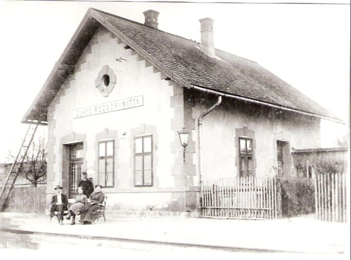  Trenčianske Jastrabie (Olved-Rozsonymitta) - výpr.bud. Šikmý pohľad zo strany koľají od Trenčína. Ľudia v civile a železn. rovnošate. Foto: Anon., cca 1910. Repro: Anon., Trenčianske múzeum. 128 x 91 