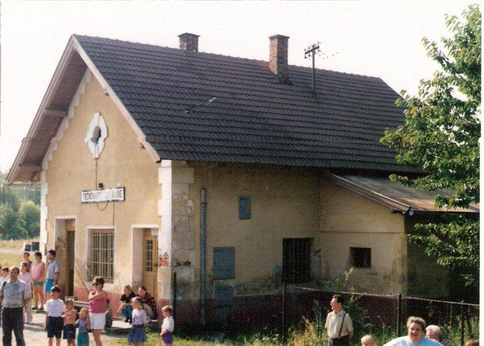  Trenčianske Jastrabie - výpravná budova. Šikmý pohľad zo strany koľají od Trenčína. Ľudia. Foto: M. Entner, 25.8.1996. 126 x 89, COLOR 