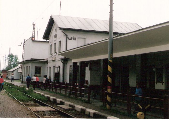  Varín - výpravná budova. Šikmý pohľad zo strany koľají od Košíc na centrálnu časť budovy a novú výpravnú budovu. Foto: M. Entner, 17.8.1996. 126 x 89, COLOR 