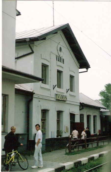  Varín - výpravná budova. Šikmý pohľad zo strany koľají od Žiliny na centrálnu časť a košické krídlo. Foto: M. Entner, 17.8.1996. 89 x 126, COLOR 
