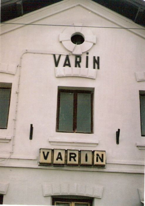  Varín - výpravná budova. Čelný pohľad zo strany koľají na tabuľu s názvom stance, okno a podstrešný otvor. Foto: M. Entner, 17.8.1996. 89 x 126, COLOR 