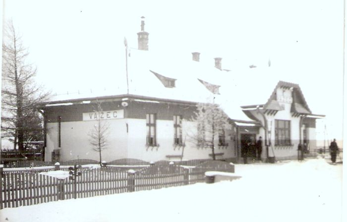  Važec - výpravná budova. Šikmý pohľad zo strany koľají od Košíc. Kladky drôtovodu. Foto: Anon., cca 1950. 118 x 88 