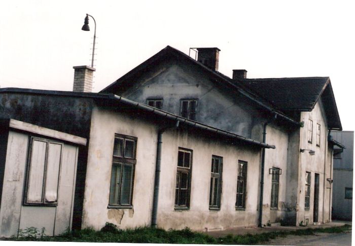  Veľké Leváre - výpravná budopva stará. Šikmý pohľad z predstaničného priestoru od Kútov. Foto: M. Entner, 8.10.1996. 126 x 89, COLOR 