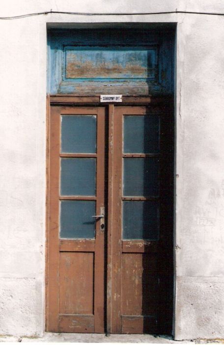  Veľké Leváre - výpravná budova stará. Čelný pohľad z predstaničného priestoru na vstupné dvere. Foto: M. Entner, 8.10.1996. 89 x 126, COLOR 