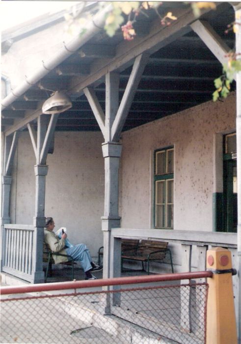  Veľké Leváre - výpravná budova stará. Šikmý pohľad zo strany koľají od Kútov na priestor pod perónovou markízou. Foto: M. Entner, 8.10.1996. 89 x 126, COLOR 