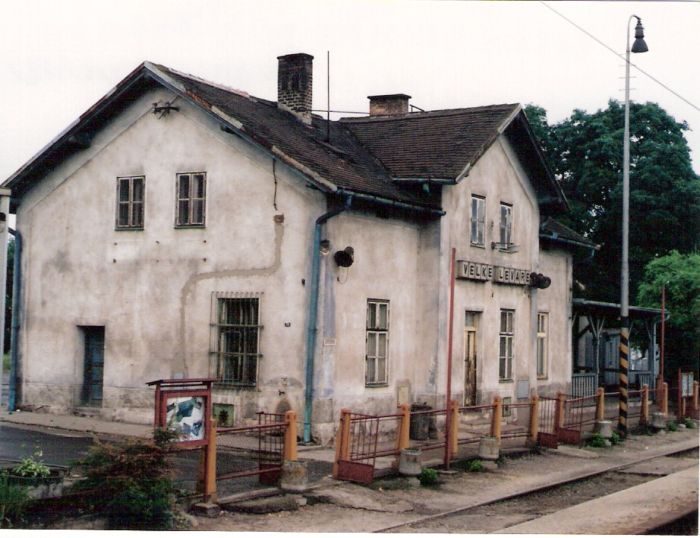  Veľké Leváre - výpravná budova stará. Šikmý pohľad zo strany koľají od Bratislavy. Foto: M. Entner, 13.6.1996. 126 x 89, COLOR 
