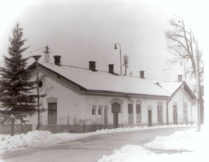  Vígľaš - výpravná budova. Šikmý pohľad z predstaničného priestoru od Košíc. Foto: J. Kubáček, cca 1995. 120 x 120 