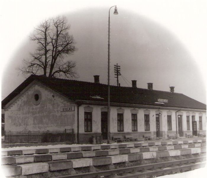  Vígľaš - výpravná budova. Šikmý pohľad zo strany koľají od Zvolena. Osvetľovací stožiar. Foto: J. Kubáček, cca 1995. 120 x 120 
