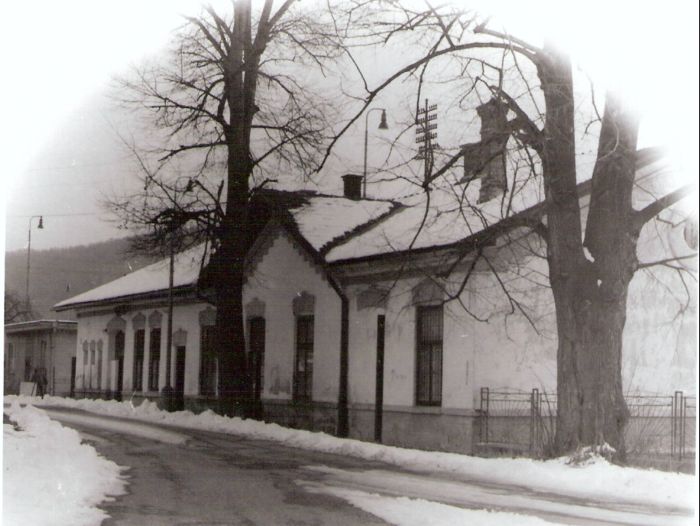 Vígľaš - výpravná budova. Šimý pohľad z predstaničného priestoru od Zvolena. Foto: J. Kubáček, cca 1995. 120 x 120 