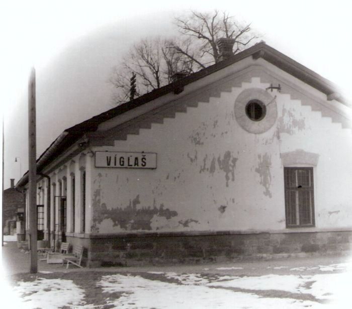  Vígľaš - výpravná budova. Čelný pohľad na bočnú fasádu od Košíc. Foto: J. Kubáček, cca 1995. 120 x 120 
