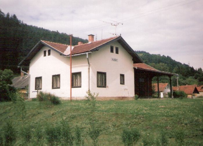  Vlašky (na jednokoľajnej KBŽ vedľa L. Teplej na východ) - výpravná budova. Šikmý pohľad zo strany neexistujúcich koľají pravdepodobne od Žiliny. Foto: Anon., cca 1995. 126 x 88, COLOR 
