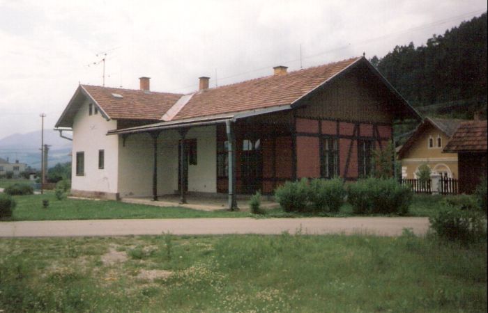  Vlašky (na jednokoľajnej KBŽ vedľa L. Teplej na východ) - výpravná budova. Šikmý pohľad zo strany neexistujúcich koľají pravdepodobne od Košíc. Foto: Anon., cca 1995. 126 x 88, COLOR 